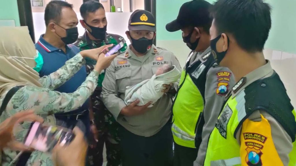 Bayi laki-laki yang ditemukan di masjid
