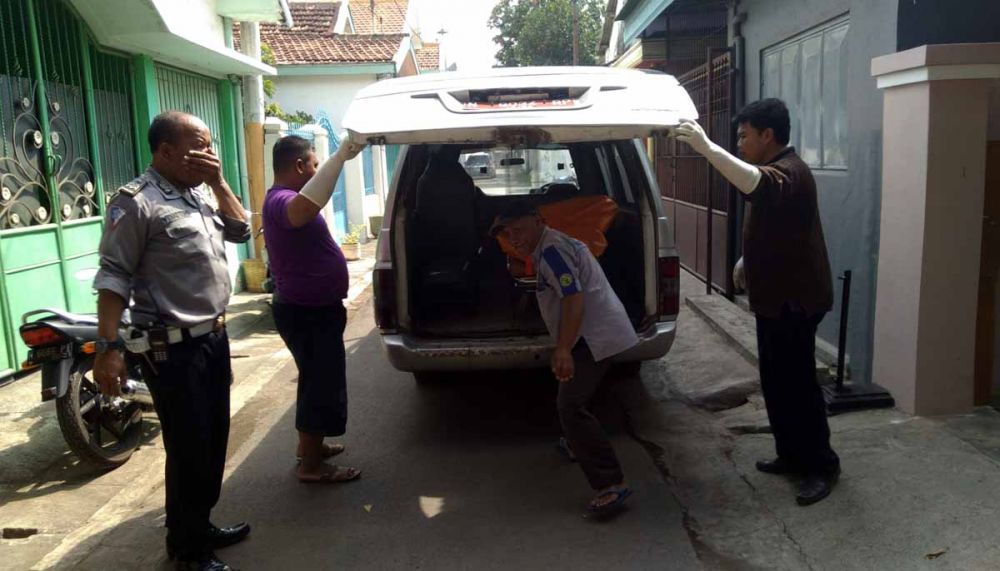 Petugas mengevakuasi jasad kakek jomblo