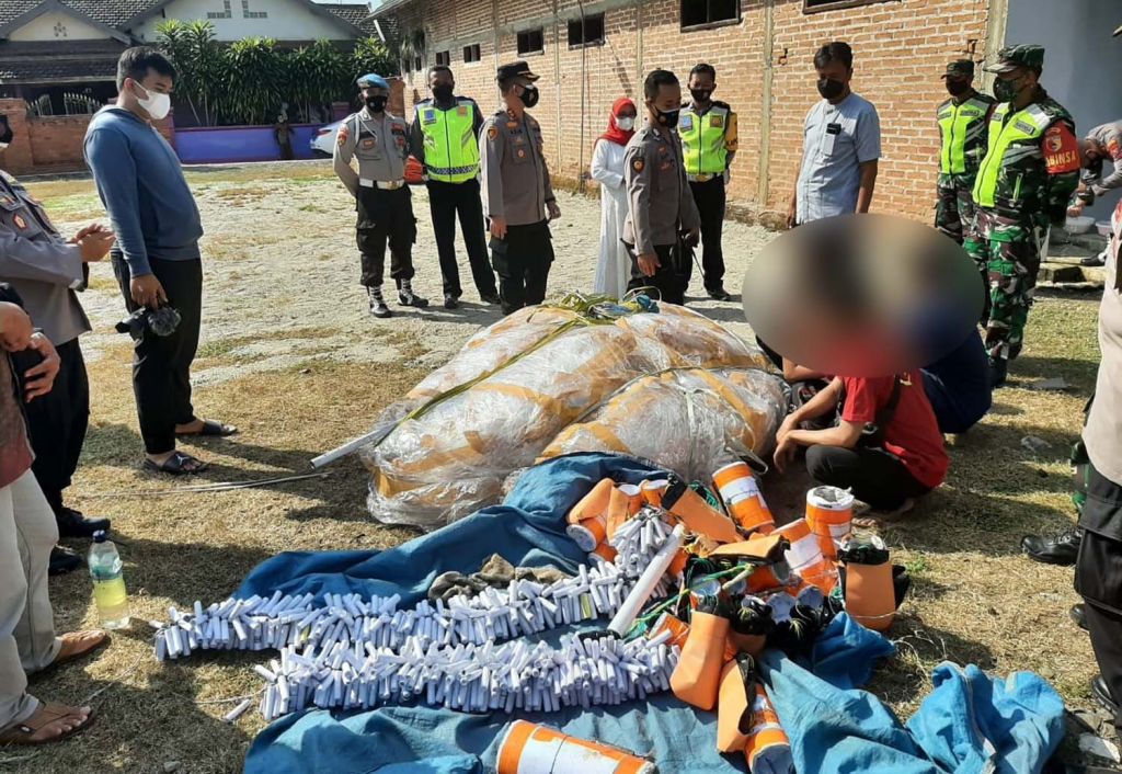 Terbangkan Balon Udara Tanpa Awak di Ponorogo, 6 Orang Diamankan