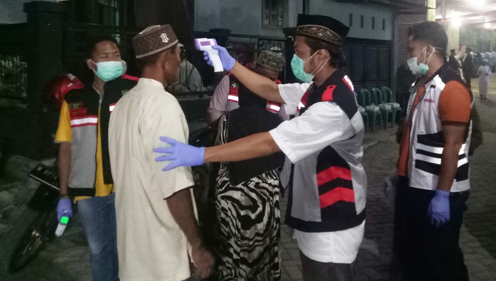 Jemaah yang datang dalam pengajian di Pasuruan dicek suhu tubuhnya satu per satu (Foto-foto: Moch Rois/jatimnow.com)