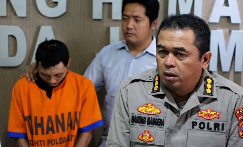 Memet, pembina pramuka cabul saat diamankan di Mapolda Jatim