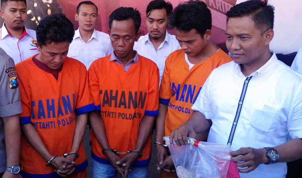 Suara Letusan Antar Satiri ke Mapolsek Tambelangan Madura yang Dibakar