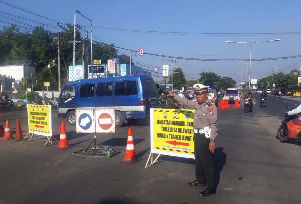 Arus lalu lintas kendaraan yang melintas Jembatan Manarui, Pasuruan dialihkan
