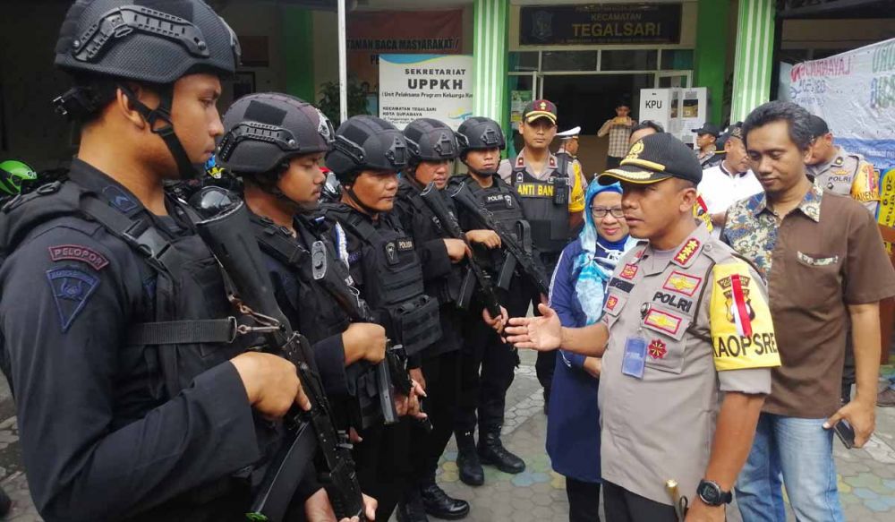 Kapolrestabes Surabaya Kombes Pol Rudi Setiawan mengecek kesiapan anggota dalam menjaga rekapitulasi di PPK Tegalsari, Surabaya