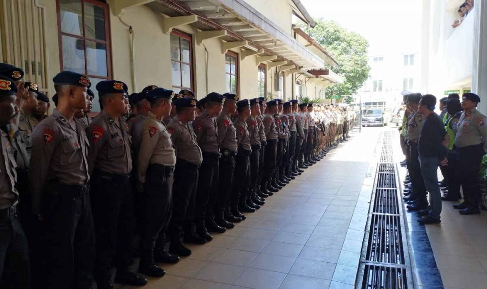 Ratusan polisi bersiap menjaga jalannya sidang vonis Ahmad Dhani di PN Surabaya