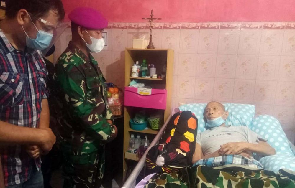 Komandan Korps Marinir, Mayjen TNI Suhartono membesuk Ven Kandou di Muncar, Banyuwangi