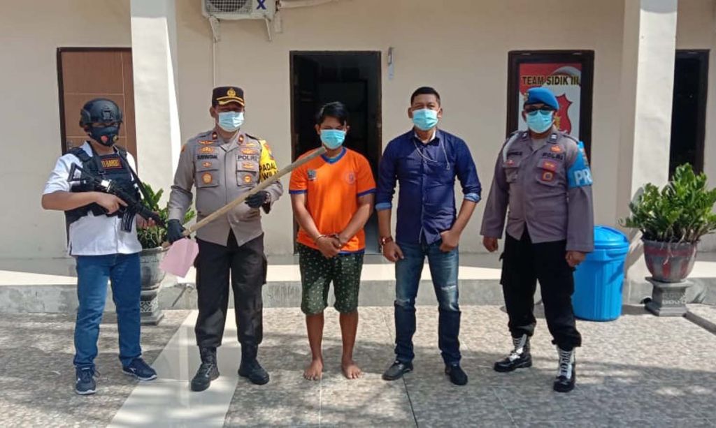 Pelaku dan barang bukti bambu yang dipakai menganiaya penggali kubur diamankan di Mapolsek Sukolilo, Surabaya