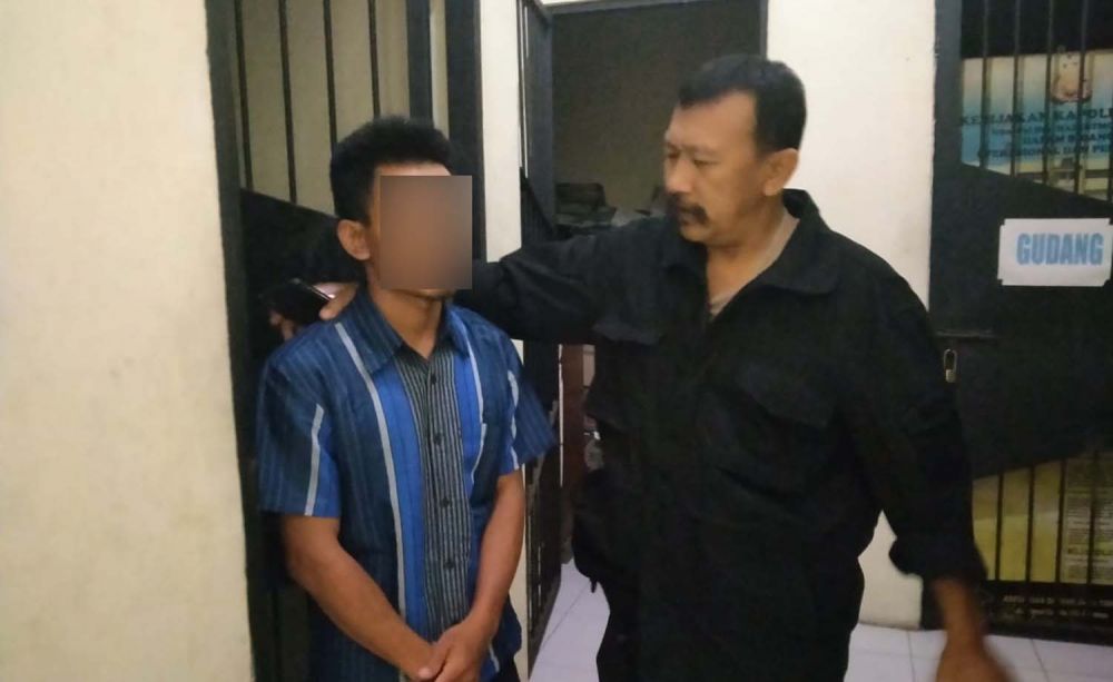 Pelaku (kiri) diamankan di Mapolsek Tulungagung Kota