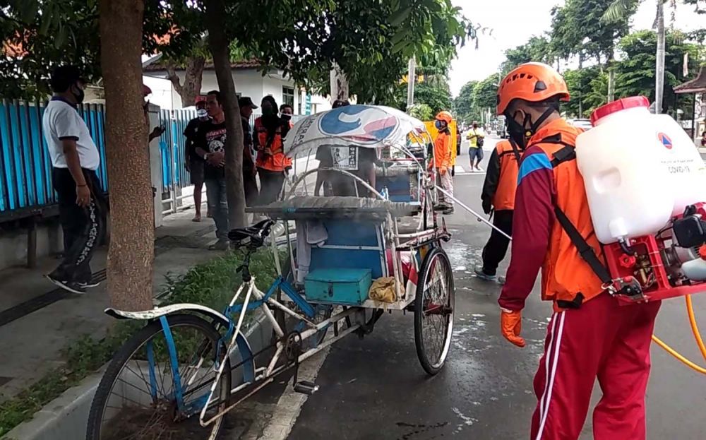 Becak milik korban disemprot disinfektan
