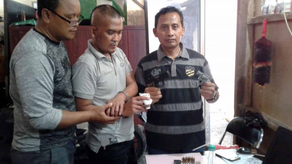 Tim Unit 3 Subdit III Ditresnarkoba Polda Jatim saat menangkap Sipudin, pengedar narkoba di Madura