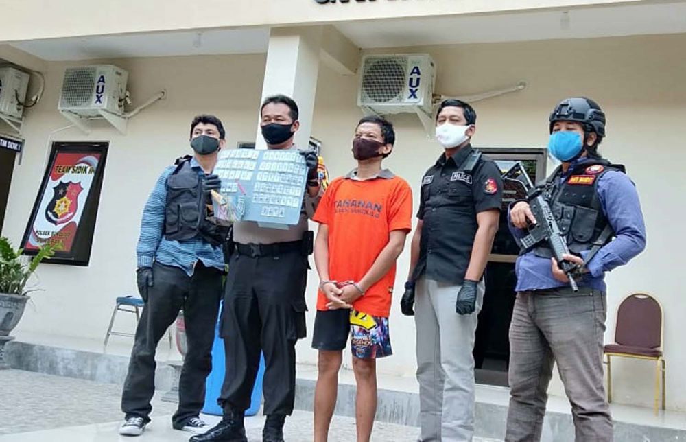 Pengedar narkoba dan sabu yang hendak diedarkannya diamankan di Mapolsek Sukolilo, Surabaya