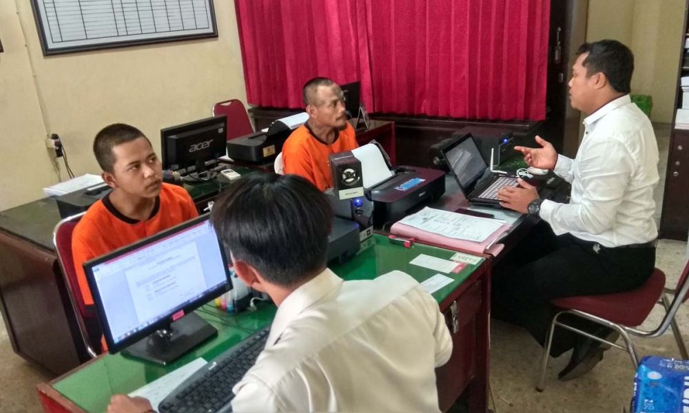 Dua pengedar pil dextro diperiksa Penyidik Satresnarkoba Polres Blitar Kota