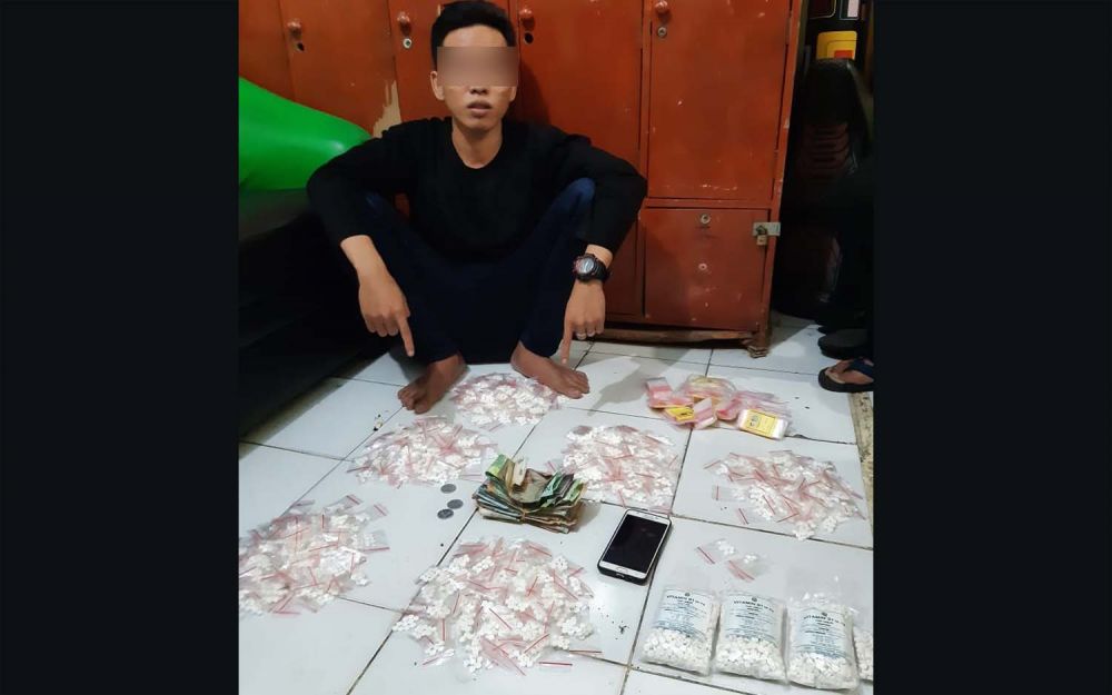 Idris bersama ribuan butir pil koplo jenis Double L diamankan di Mapolsek Bubutan, Surabaya 