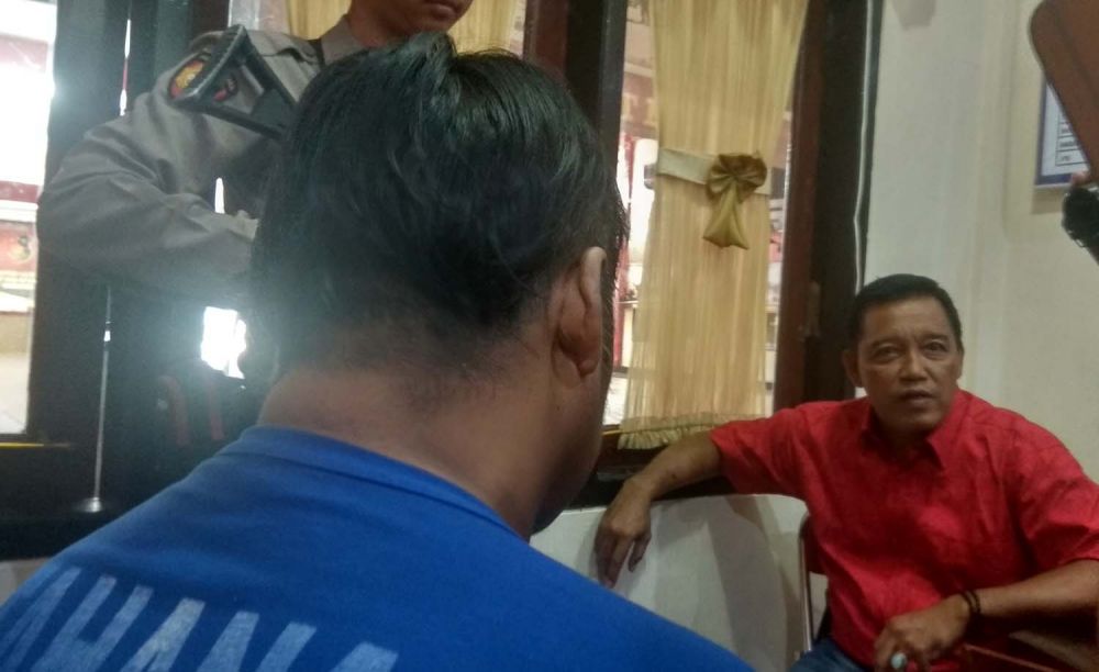 Marsum (kaos biru), pengedar Pil Double L saat diperiksa di Mapolres Blitar