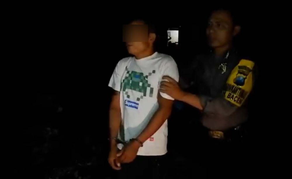 PRW (kaos putih), pengedar pil koplo di Blitar yang cabuli anak kandungnya saat ditangkap polisi