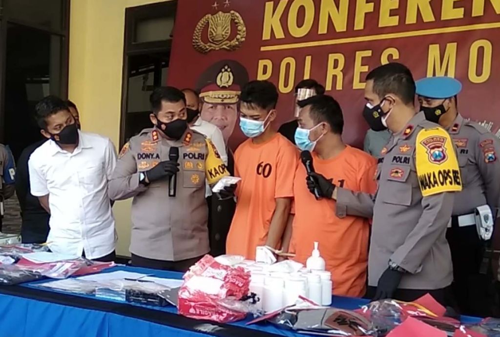 Barang bukti pil koplo dan dua pengedarnya diamankan di Mapolres Mojokerto