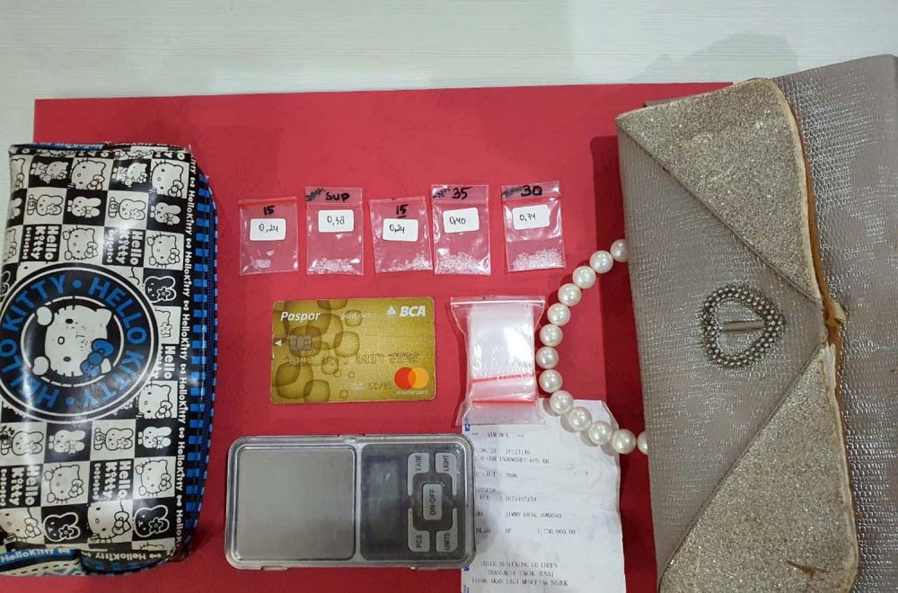 Barang bukti yang disita Tim Unit Idik I Satresnarkoba Polrestabes Surabaya dari tersangka Bagus