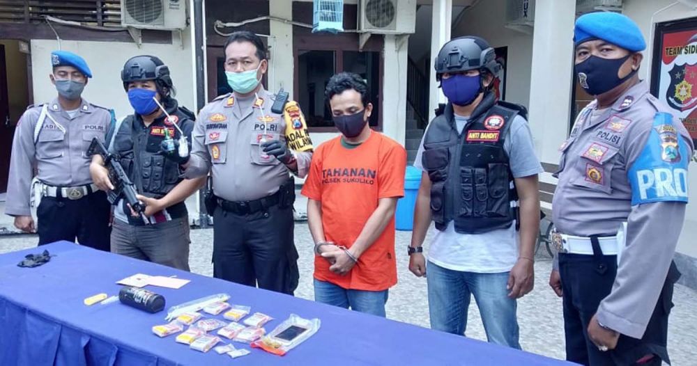 Kapolsek Sukolilo AKP Subiyantana menunjukkan alat isap sabu yang dikoleksi tersangka pengedar narkoba