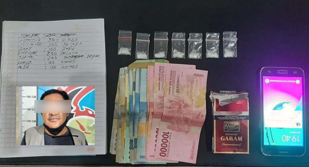 Kolase pengedar dan narkoba yang diedarkannya diamankan Satresnarkoba Polrestabes Surabaya