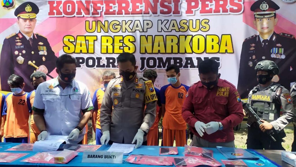 Para tersangka dan barang bukti narkoba dibeber di Mapolres Jombang