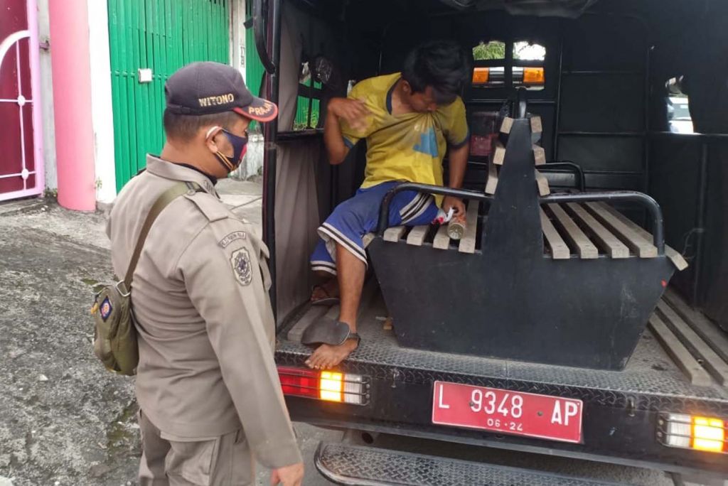 Pengemis yang menyamar diinterogasi petugas Satpol PP Gayungan, Surabaya