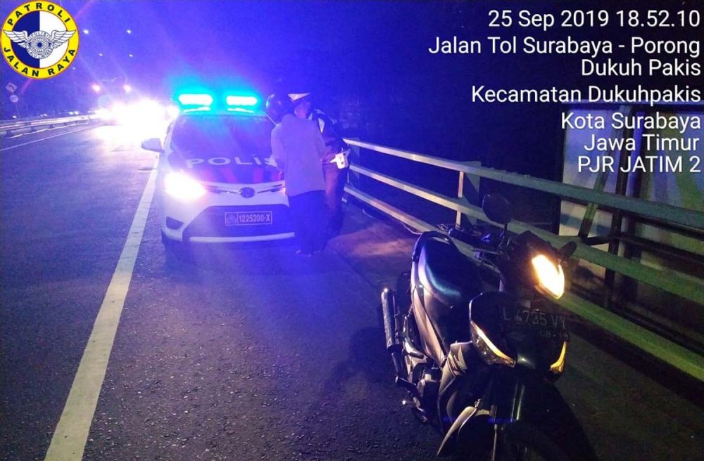 Pengendara motor yang tersesat ke Jalan Tol Waru akibat Google Maps, ditilang anggota Sat PJR Polda Jatim