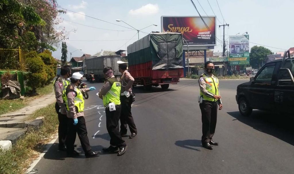 Polisi melakukan olah TKP di lokasi kecelakaan