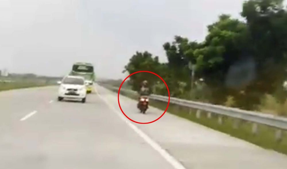 Lagi, Viral Seorang Pengendara Motor Tersesat ke Jalan Tol Akibat GPS