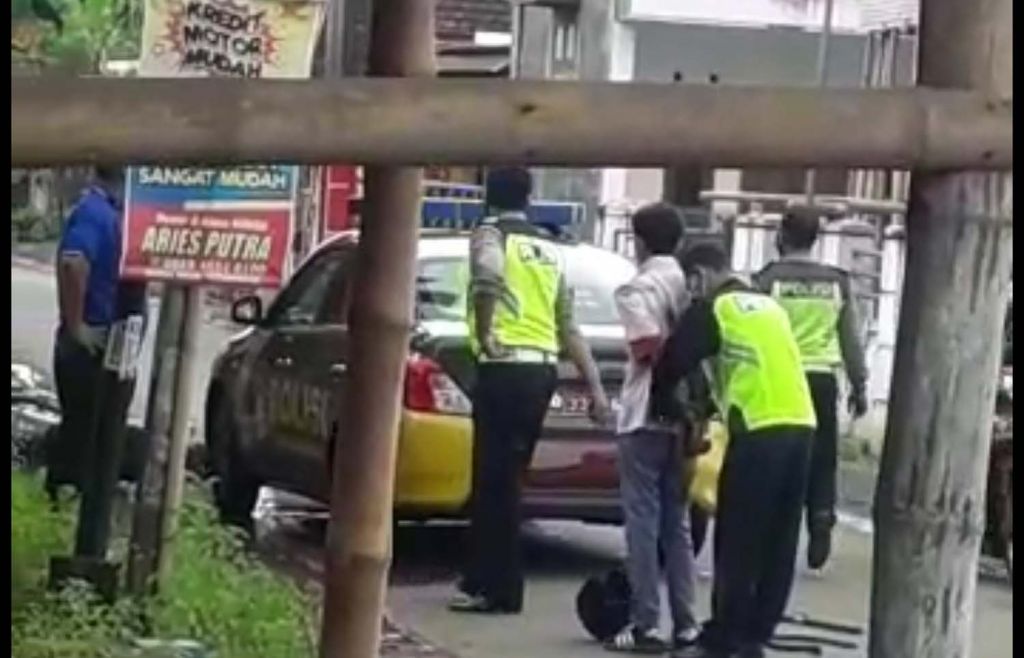 Polisi membubarkan gerombolan pelajar di Jombang yang menggelar konvoi kelulusan hingga melakukan pengeroyokan