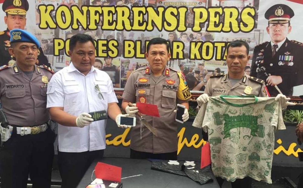 AKBP Adewira Siregar membeberkan barang bukti pengeroyokan dari salah satu pelaku yang berhasil ditangkap 