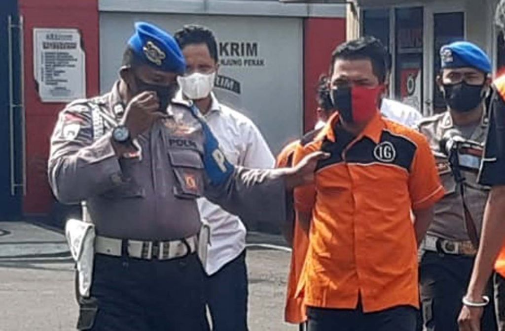 Dua tersangka pengeroyokan mahasiswa Stikosa-AWS digiring di Mapolres Pelabuhan Tanjung Perak, Surabaya