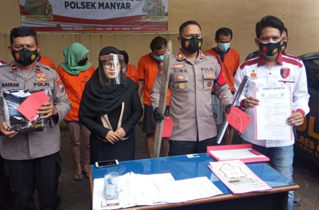 Para tersangka pengeroyokan dan barang bukti dibeber di Mapolsek Manyar, Gresik