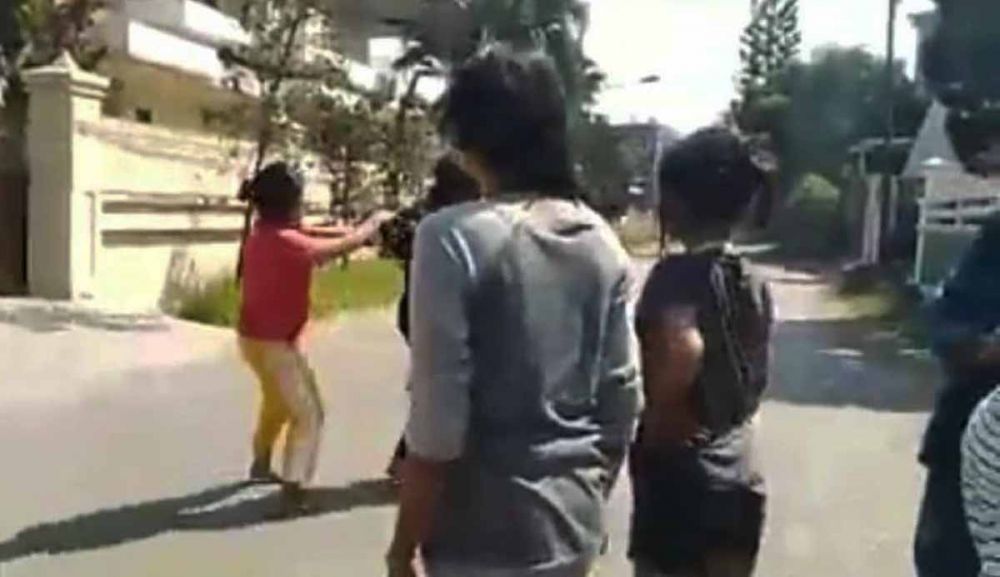 Tangkapan layar video pengeroyokan remaja perempuan di Surabaya yang beredar di medsos