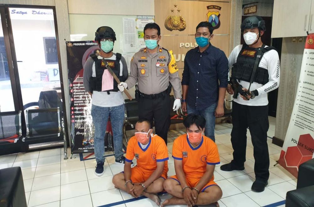 Dua dari empat pelaku pengeroyokan juru parkir diamankan di Mapolsek Sukolilo, Surabaya