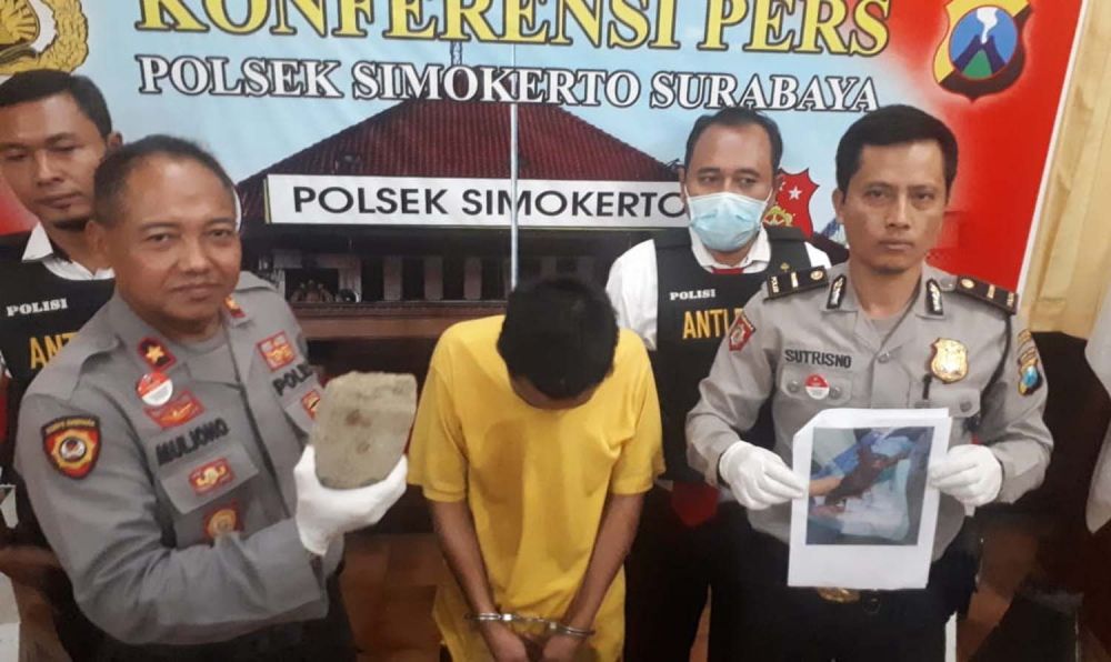 Tersangka dan barang bukti paving diamankan di Mapolsek Simokerto