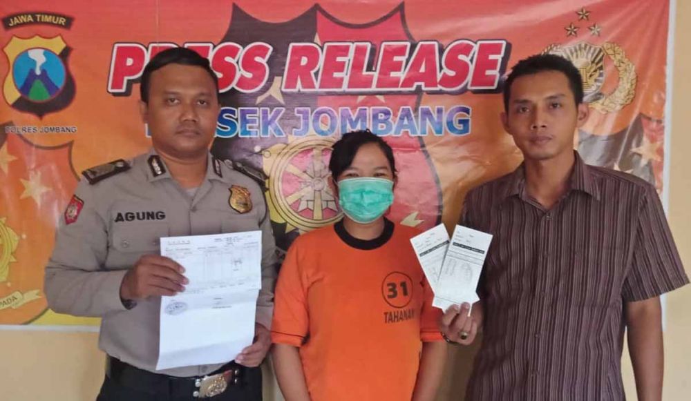 Ibu muda yang menggelapkan uang perusahaan diamankan di Mapolsek Jombang Kota