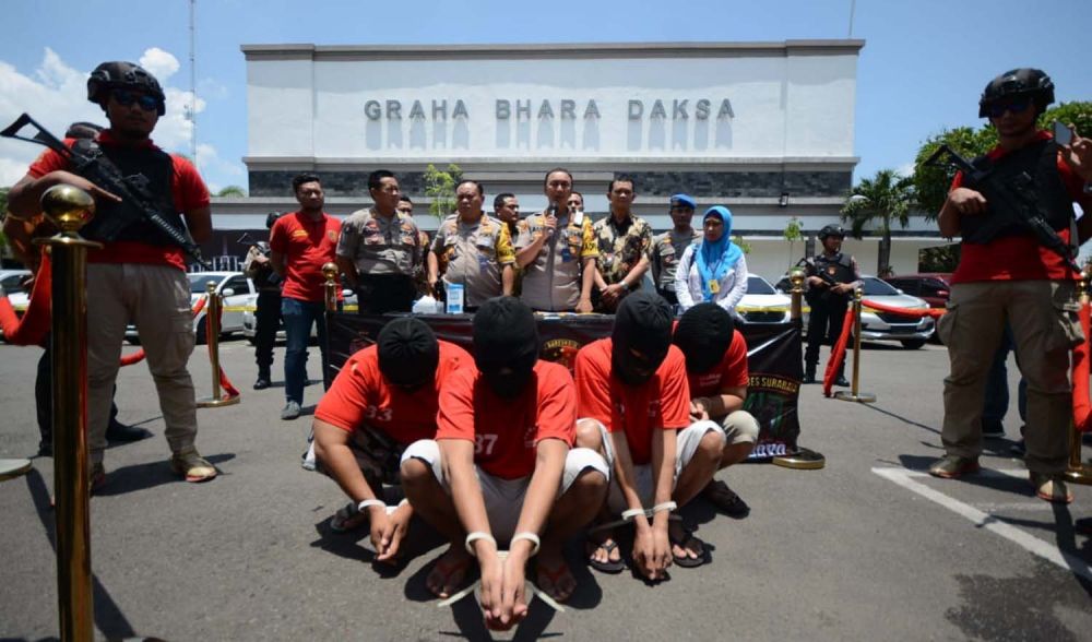 Para tersangka sindikat penggelapan mobil antar kota bermodus rental fiktif dibongkar Polrestabes Surabaya