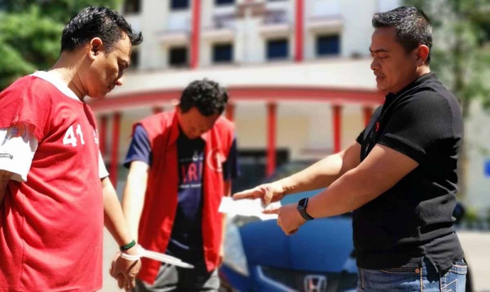 Kanit Pidek Polrestabes Surabaya AKP Teguh Setiawan membeberkan dua tersangka dan mobil yang digelapkan