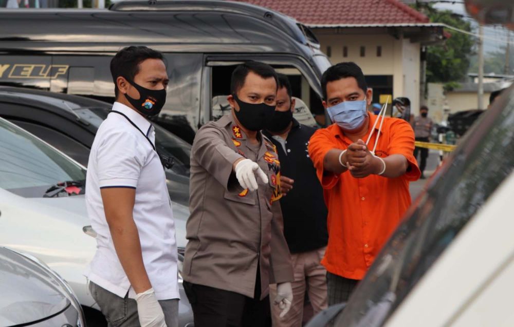 Kapolres Trenggalek AKBP Jean Calvijn dan Kasatreskrim Iptu Bima Sakti menginterogasi tersangka Anggodo