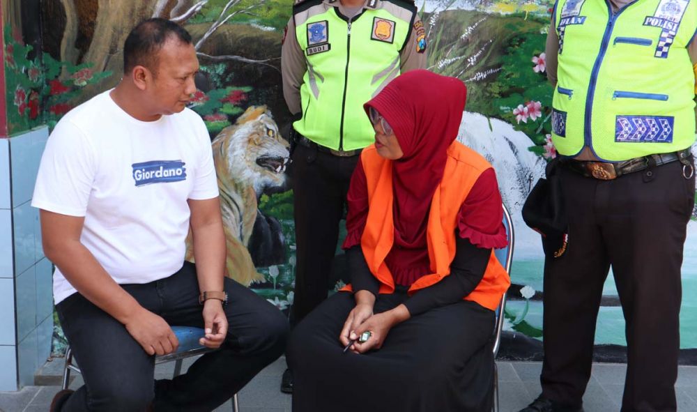 Sri Winarsih diamankan di Mapolsek Ponorogo Kota setelah kabur dari satu tempat, ke tempat yang lain