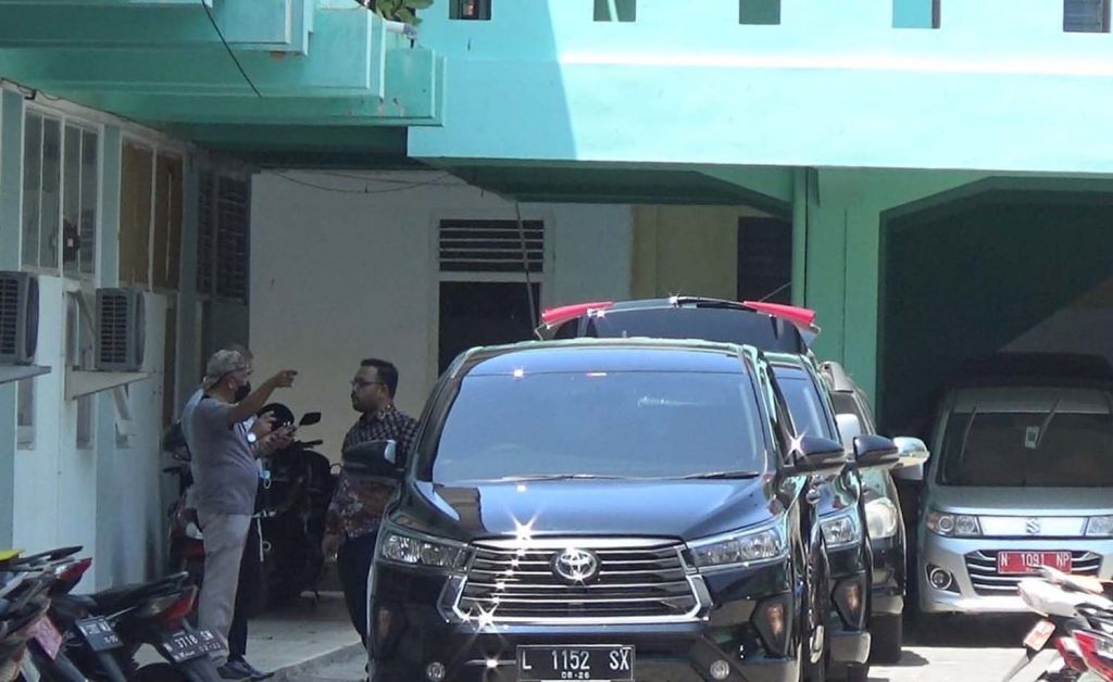 Mobil tim KPK terparkir di komplek kantor Bakesbangpolinmas, Dinas Koperasi-UMKM dan Dinas Sosial Kabupaten Probolinggo