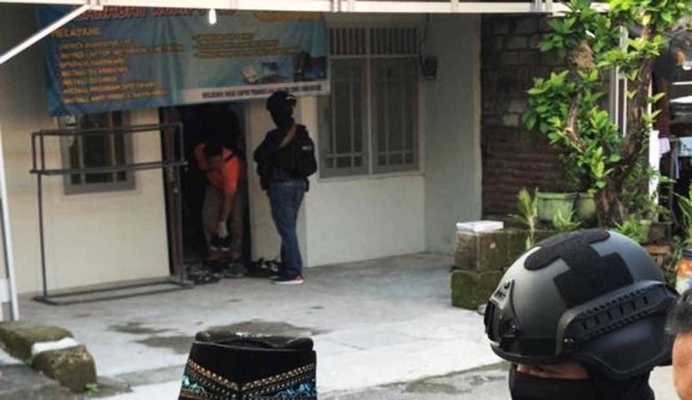 Tim Densus 88 menggeledah rumah terduga teroris di Gresik, Mei 2019
