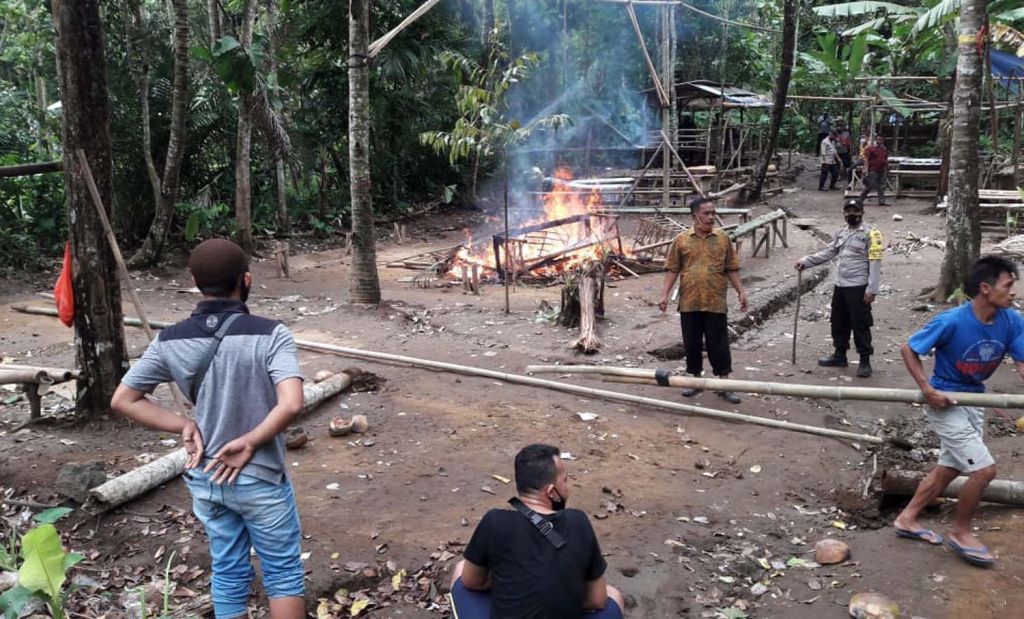 Polisi memusnahkan sarana judi sabung ayam di Banyuwangi