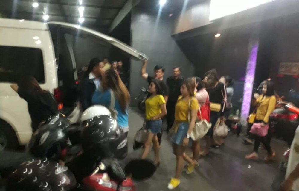 Proses penggerebekan Karaoke De Berry Surabaya oleh Tim Unit Perjudian dan Asusila Subdit Jatanras Ditreskrimum Polda Jatim