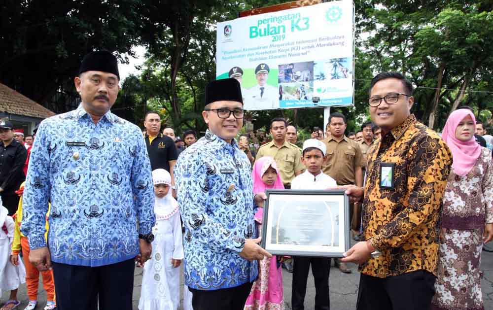 Bupati Anas menerima piagam penghargaan dari Kepala BPJS Ketenagakerjaan Banyuwangi, Budi Jatmiko