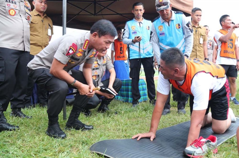 Kapolri Jenderal Idham Aziz saat memberi semangat salah satu peserta tes kesemaptaan jasmani untuk SIP di Lapangan Korbrimob, Kelapa Dua, Depok