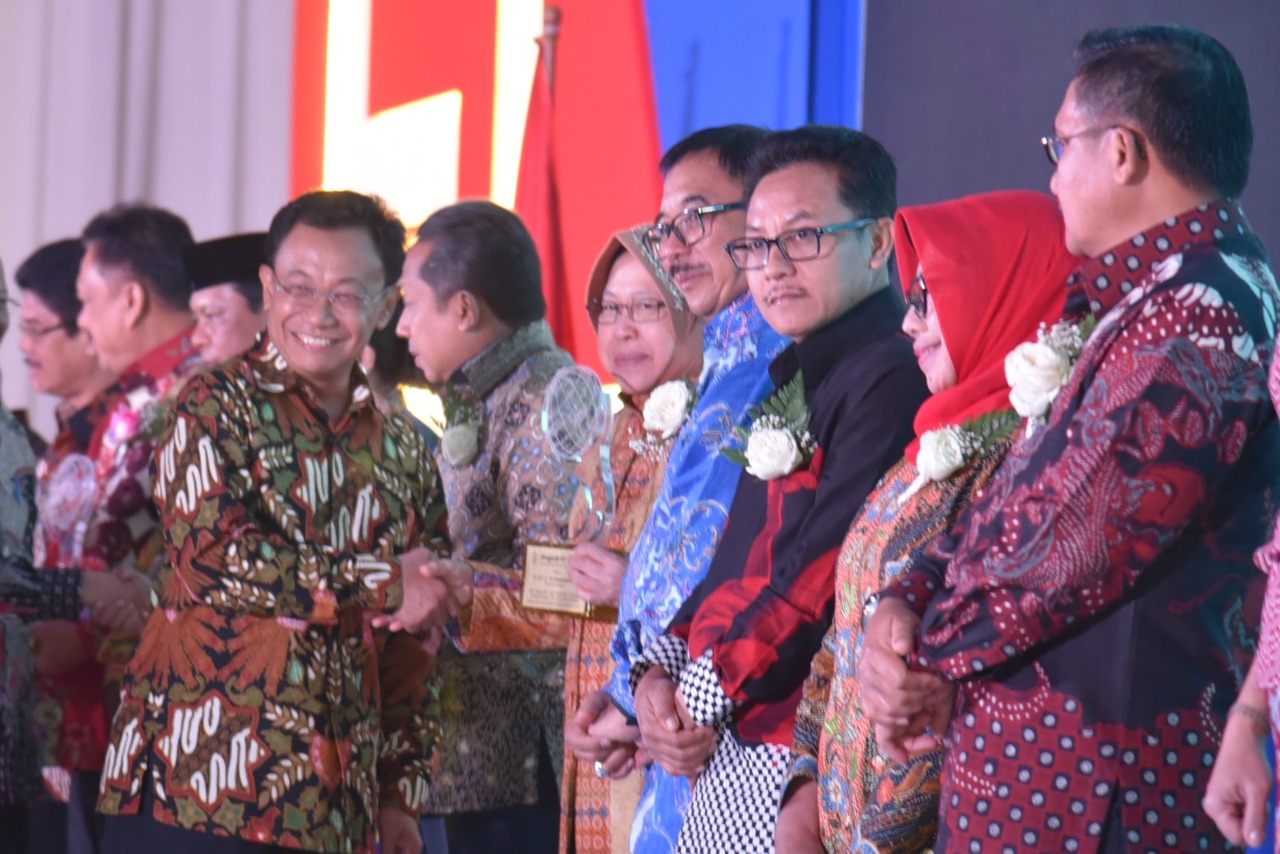 Wali Kota Tri Rismaharini menerima penghargaan Anugerah Kita Harus Belajar (Kihajar) dari Kementrian Pendidikan dan Kebudayaan.