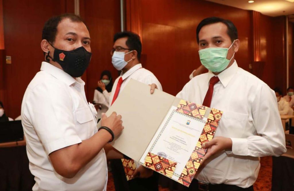 Dirresnarkoba Polda Jatim, Kombes Pol Benny Hidayat memberikan penghargaan kepada Satresnarkoba Polrestabes Surabaya