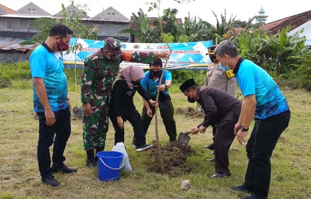Pengurus PWI bersama bupati dan wakil bupati, Dandim dan Kapolres Lamongan saat melaksanakan penghijauan