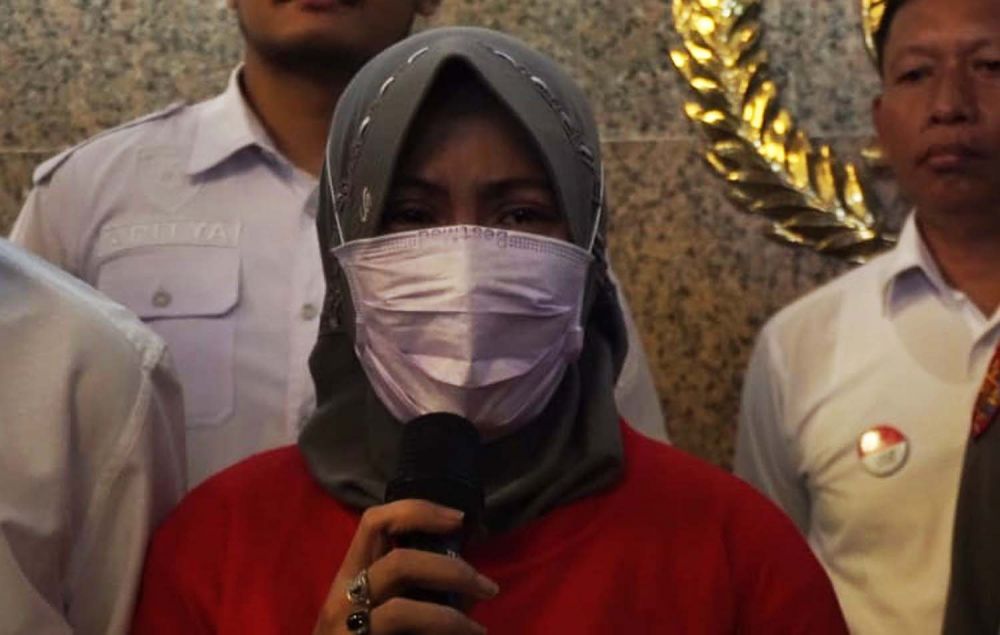 Zikria, penghina Wali Kota Risma menangis di Mapolrestabes Surabaya (Foto: Fajar Mujianto/jatimnow.com)